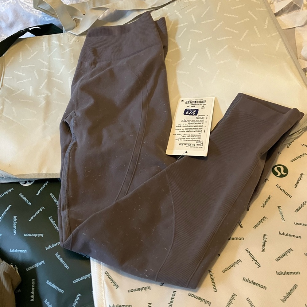NWT Lululemon Free To Flow 7/8 Tight, Sz 8, Magnum/White - Picture 4 of 6